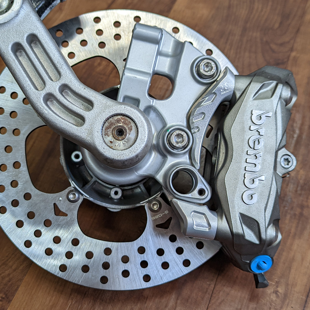 VESPA 220 Caliper bracketfor (RADIAL 100mm) 